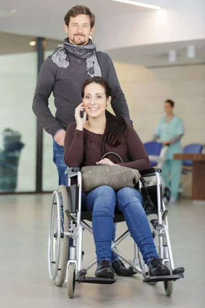 Γυναίκα Ασθενής Αναπηρική Καρέκλα Τον Σύζυγό Της Στο Νοσοκομείο — Φωτογραφία Αρχείου