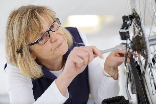 Kvinna Med Skiftnyckel Reparerar Cykel — Stockfoto