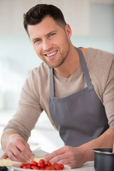 Muž Připravit Jídlo Kuchyni — Stock fotografie