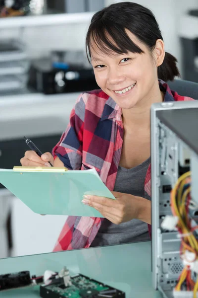 Vrouwelijke Technicus Schrijven Klembord — Stockfoto