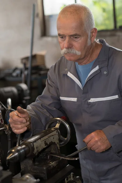 Senior Mekaniker Reparera Industriella Symaskin — Stockfoto
