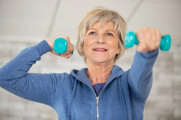 Senior Fitness Frauentraining Mit Kurzhanteln — Stockfoto