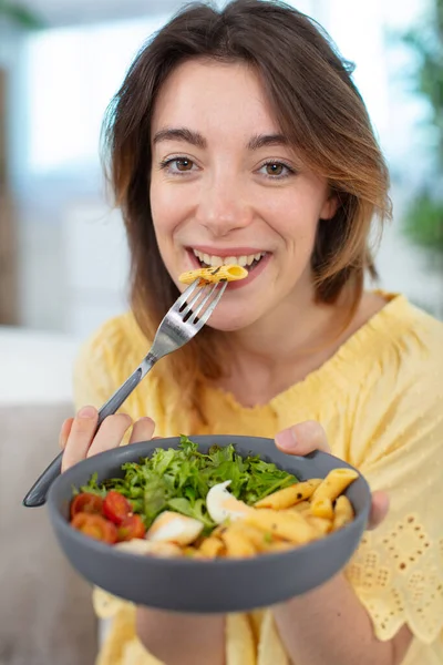 Schöne Junge Frau Bereitet Gemüsesalat Der Küche — Stockfoto