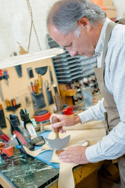 Reparador Zapatos Creando Nuevas Plantillas —  Fotos de Stock