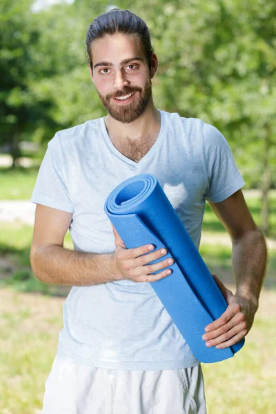 ヨガトレーニング後のジョギングアクティブ男 — ストック写真