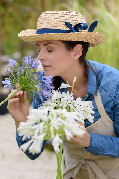 Kvinna Att Lukta Blommor Trädgården — Stockfoto