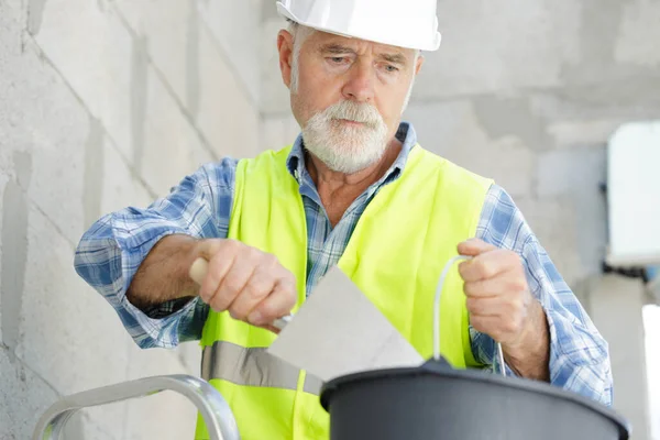 Reife Bauarbeiter Mit Einem Spachtel — Stockfoto