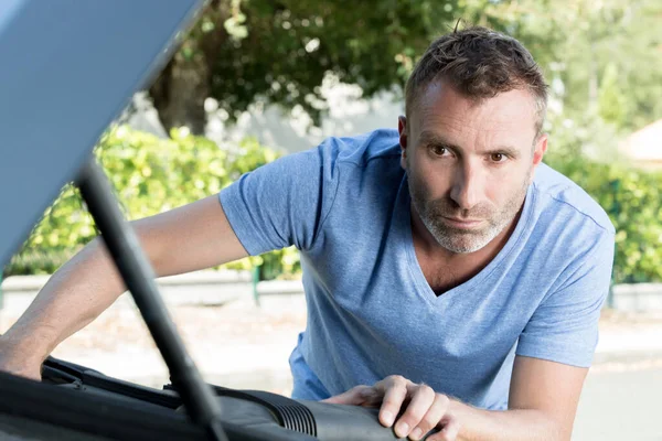 Mann Steht Auf Offener Motorhaube Und Repariert Auto — Stockfoto
