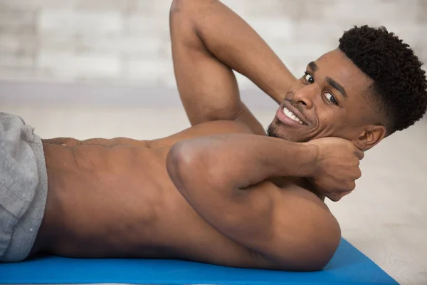 Ein Fitnessmodel Das Bauchkrämpfe Durchführt — Stockfoto