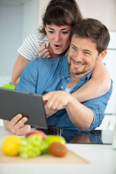 Par Som Använder Digital Tablett Medan Matlagning — Stockfoto
