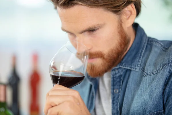 Adulto Caucasiano Homem Cheirando Copo Vinho Tinto — Fotografia de Stock
