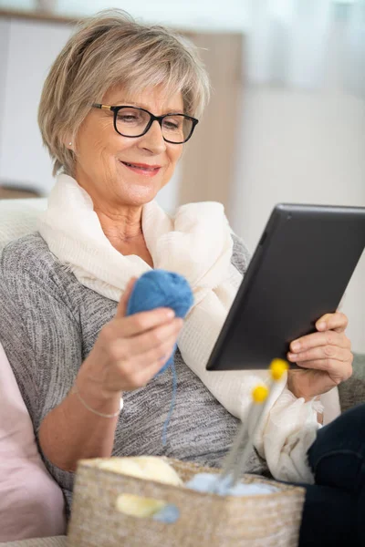 Frau Mit Wolle Und Digitalem Tablet — Stockfoto