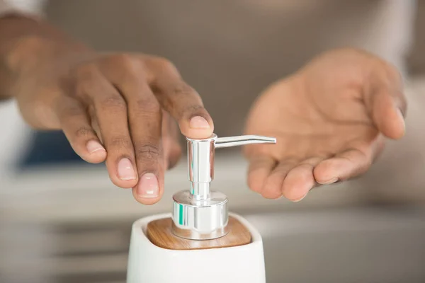 Ung Man Tvättar Händerna — Stockfoto