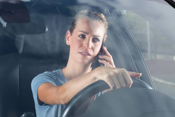 Woman Car Wheel Talking Mobile Phone — Stock Photo, Image