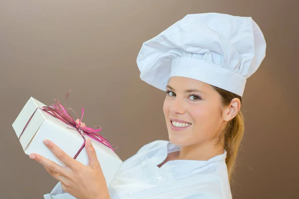 Chef Com Uma Caixa Presente — Fotografia de Stock