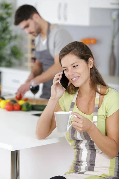 Kobieta Przez Telefon Podczas Gotowania Żywności Domu Kuchnia — Zdjęcie stockowe