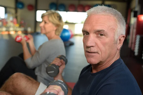Äldre Man Med Hantlar Gymmet — Stockfoto