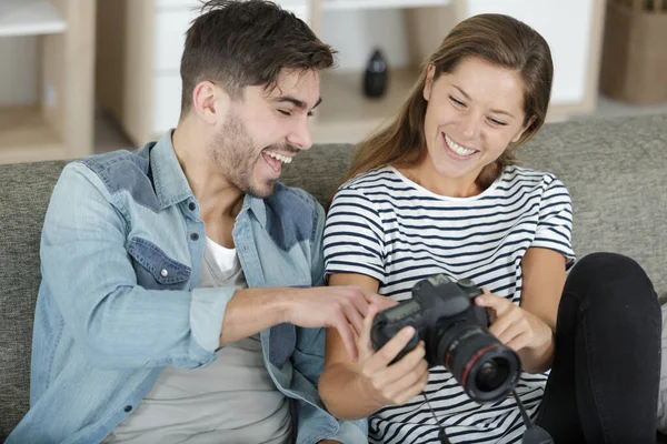 幸せなカップルが家でカメラを持っていて — ストック写真