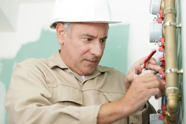 Senior Loodgieter Werkt Aan Installatie — Stockfoto
