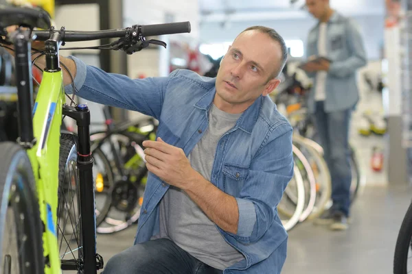 Счастливый Улыбчивый Мужчина Выбирает Новый Спортивный Велосипед Магазине — стоковое фото