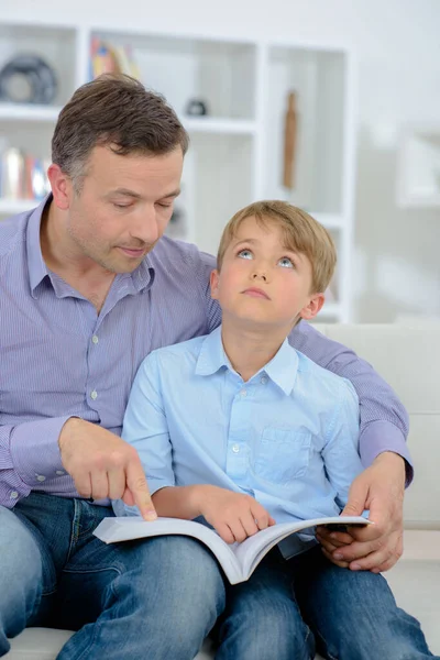 Táta Jeho Syn Studují Lekci — Stock fotografie