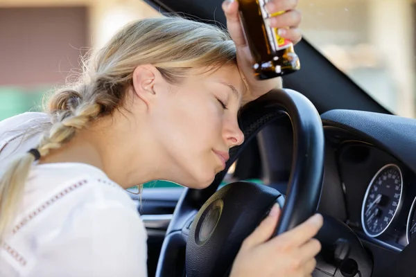 Śpiące Pijane Kobiety Samochodzie — Zdjęcie stockowe