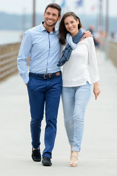 Ett Lyckligt Par Går — Stockfoto