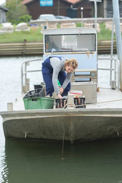 Молода Жінка Працює Комерційному Рибальському Човні — стокове фото