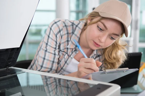 Young Female Technician Working Photocopier — Stock Photo, Image