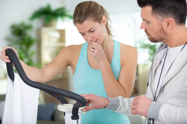 Young Woman Being Assisted Her Personal Trainer — Stock Photo, Image