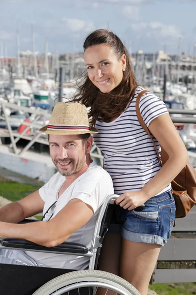 車椅子の女性と男性は屋外で — ストック写真