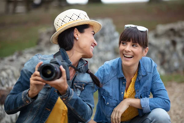 Dos Mujeres Ríen Mientras Toman Fotos Aire Libre — Foto de Stock