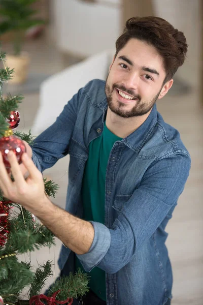 Ευτυχισμένος Άνθρωπος Έτοιμος Γιορτάσει Την Παραμονή Των Χριστουγέννων — Φωτογραφία Αρχείου