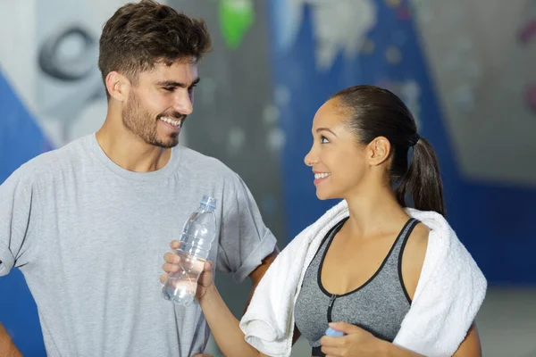Vrouw Die Water Aanbiedt Aan Haar Sportpartner — Stockfoto