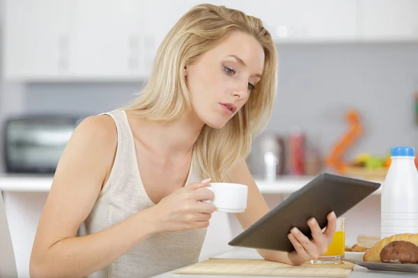 Beautiful Young Woman Holding Digital Tablet Kitchen — Stock Photo, Image