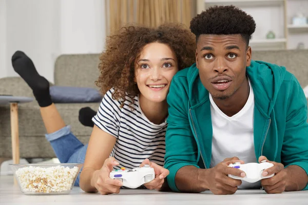 Paar Spielt Videospiel Mit Popcorn Auf Der Seite — Stockfoto