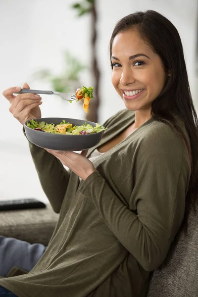 Glücklich Lächelnde Frau Beim Salatessen — Stockfoto