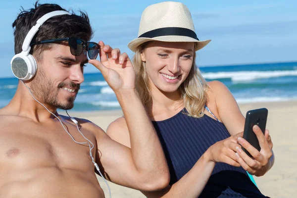Счастливая Пара Делает Селфи Пляже Смартфоном — стоковое фото
