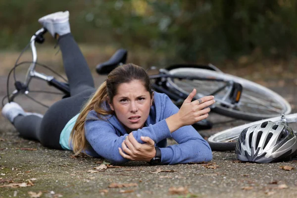 Mujer Cayó Bicicleta —  Fotos de Stock