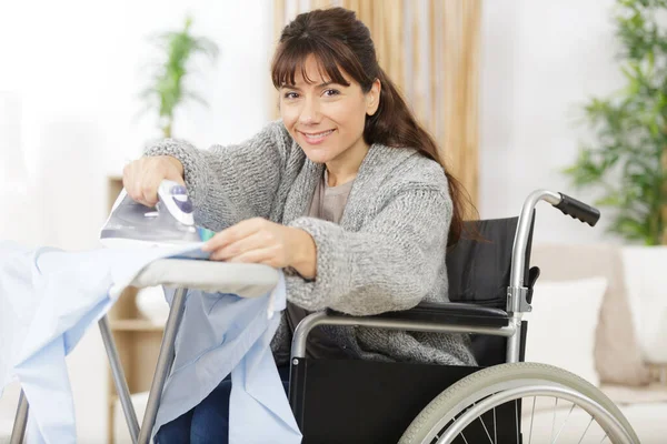 Žena Invalidním Vozíku Žehlí — Stock fotografie