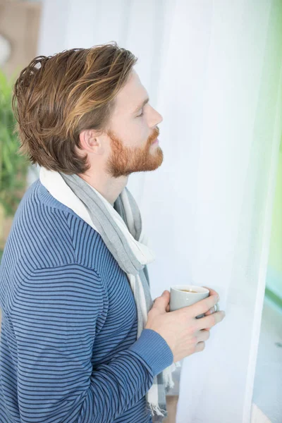 Muž Kávou Dívá Okna — Stock fotografie