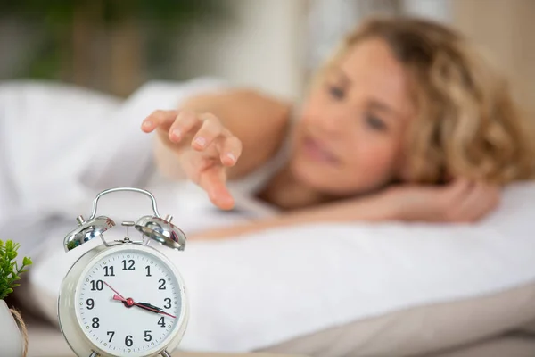 Uyuyan Kız Yatakta Çalar Saati Durduruyor — Stok fotoğraf