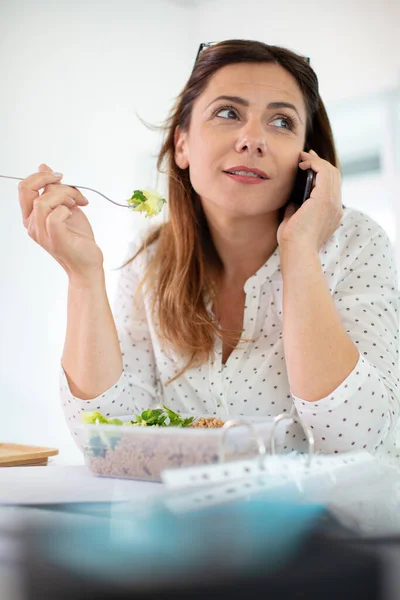 Jovem Mulher Comendo Salada Falando Telefone — Fotografia de Stock