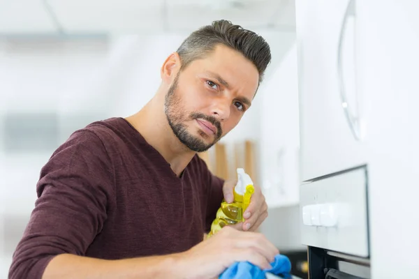 Adam Mutfakta Fırın Temizliyor — Stok fotoğraf