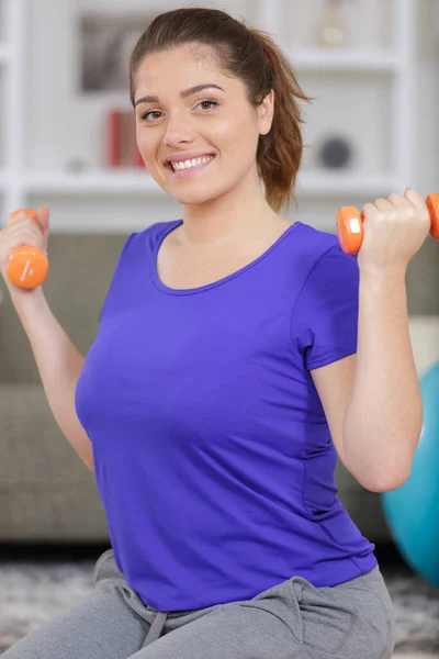 Frau Trainiert Hause Mit Gewichten — Stockfoto