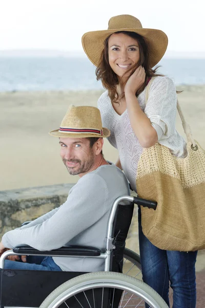 Tekerlekli Sandalyedeki Sevgili Çift Açık Deniz Kenarında — Stok fotoğraf