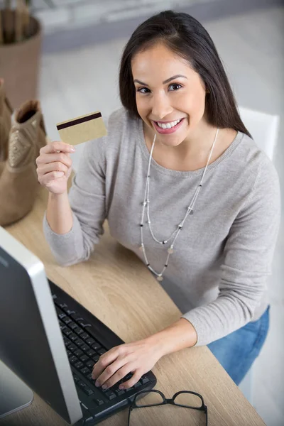 Szczęśliwa Kobieta Cieszyć Zakupy Online Zakup Towarów Karty Kredytowej — Zdjęcie stockowe