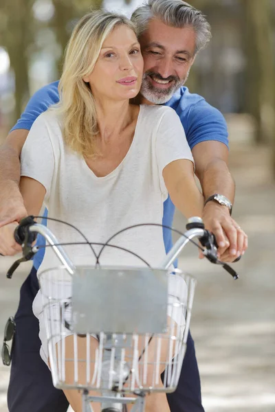 Feliz Casal Maduro Ficar Com Suas Bicicletas Elétricas Fora — Fotografia de Stock