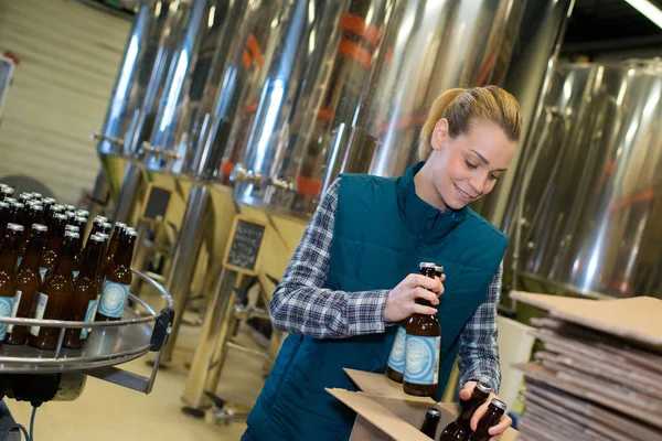 Trabalhadora Embalagens Cerveja — Fotografia de Stock