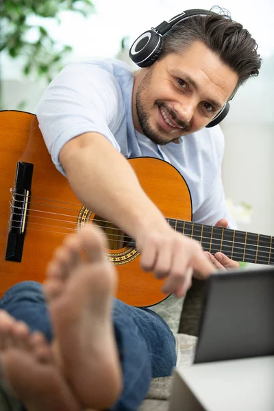 Jovem Com Guitarra Tablet Sentado Sofá — Fotografia de Stock